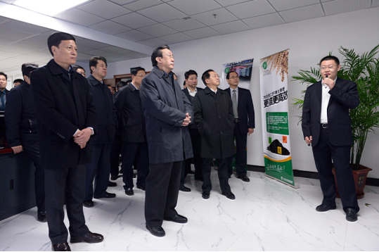 時(shí)任河南省省委書記郭庚茂（前排左二）、省長謝伏瞻（前排左一）蒞臨萬莊集團(tuán)指導(dǎo)工作